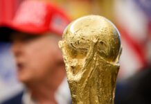 FIFA crea un premio de la paz y lo entregará en el sorteo del mundial de EE.UU. Foto de la Copa del Mundial de futbol FIFA 2026. En el fondo aparece el presidente de Estados Unidos, Donald Trump