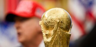 FIFA crea un premio de la paz y lo entregará en el sorteo del mundial de EE.UU. Foto de la Copa del Mundial de futbol FIFA 2026. En el fondo aparece el presidente de Estados Unidos, Donald Trump