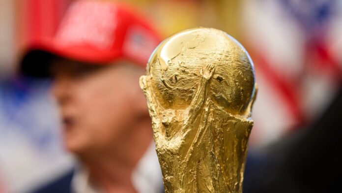 El presidente Donald Trump, flanqueado por el vicepresidente JD Vance y el presidente de la FIFA Gianni Infantino, anuncia que el sorteo de la Copa Mundial de la FIFA 2025 tendrá lugar el 5 de diciembre en el Kennedy Center, viernes 22 de agosto de 2025 (Foto oficial de la Casa Blanca por Daniel Torok) Foto de la Copa del Mundial de futbol FIFA 2026. En el fondo aparece el presidente de Estados Unidos, Donald Trump