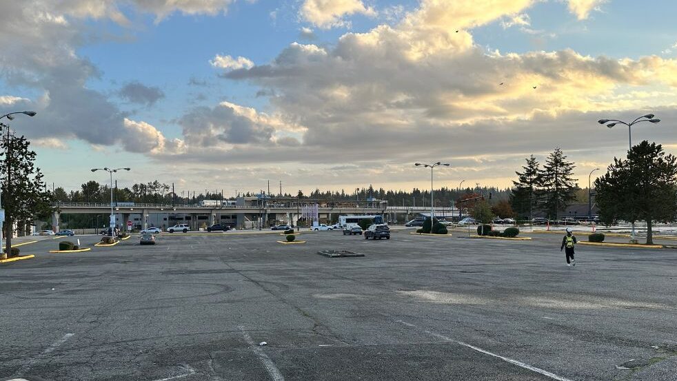 Vista panorámica del lote vacío frente a la estación de tren ligero Lynnwood City Center donde decenas de autos fueron remolcados © Latino Herald.