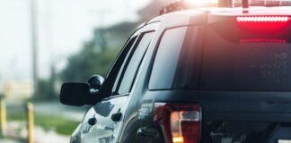 Lake Stevens: Tras reportar desaparición de su hija, lo arrestan por agresión sexual Carro de policía con luces encendidas