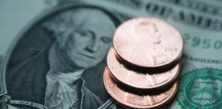 Seattle prepara a las empresas para el aumento del salario mínimo en 2026 Billete de dólar con monedas