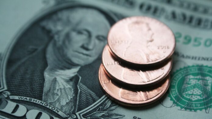 Billete de dólar con monedas