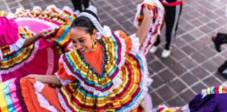 Cancelan Festival Folklórico en el Puget Sound por temores a redadas migratorias Mujer mediana adulta bailando en un festival tradicional en un parque público
