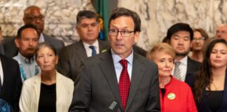 Bob Ferguson declara estado de emergencia por derrame de combustible en Everett Foto: Bob Ferguson, junto con legisladores, miembros del gabinete y representantes de numerosas organizaciones, responde a una carta de la fiscal general de los Estados Unidos, Pam Bondi, - Cortesía de la oficina gobernador Ferguson