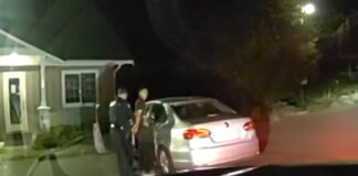 Arrestan en Gig Harbor a sujeto acusado de hacerse pasar por agente de policía Foto: Momento en el que un hombre fue arrestado por presuntamente hacerse pasar por un oficial de policía - Cortesía de la oficina del sheriff del condado de Pierce