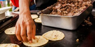 Restauranteros mexicanos exigen acción contra puestos ilegales de tacos en Washington