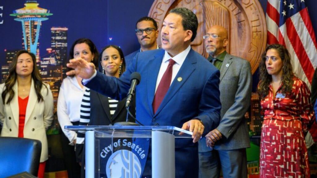Foto: Bruce Harrell durante la firma de dos órdenes ejecutivas en defensa de los inmigrantes el miércoles 8 de octubre del 2025- Cortesía de la oficina del gobernador Harrell 