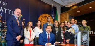 Bruce Harrell firmó órdenes ejecutivas ante posibles acciones de ICE y despliegue de Guardia Nacional Foto: Bruce Harrell durante la firma de dos órdenes ejecutivas en defensa de los inmigrantes el miércoles 8 de octubre del 2025- Cortesía de la oficina del gobernador Harrell