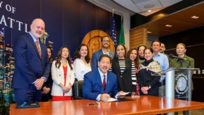 Foto: Bruce Harrell durante la firma de dos órdenes ejecutivas en defensa de los inmigrantes el miércoles 8 de octubre del 2025- Cortesía de la oficina del gobernador Harrell