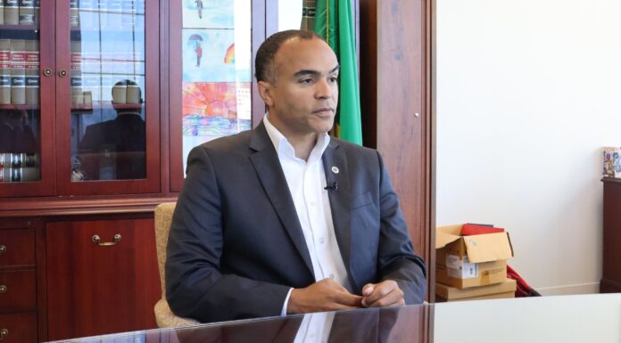 Procurador bloquea restricción a atención de jóvenes trans con disforia de género Nick Brown - Fiscal general del estado de Washington - Latino Herald