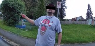 Hermano de concejal de Lynnwood enfrenta cargos por presunto robo Foto: El hermano de la concejal Derica Escamilla, Joshua De La Cruz, habla con la policía de Lynnwood durante una redada policial en su casa en mayo de 2024. Fuente: Imágenes de la cámara corporal del departamento de policía de Lynnwood - Cortesía de Mario Lotmore @ Lynnwood Times