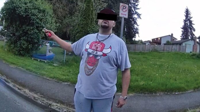 Foto: El hermano de la concejal Derica Escamilla, Joshua De La Cruz, habla con la policía de Lynnwood durante una redada policial en su casa en mayo de 2024. Fuente: Imágenes de la cámara corporal del departamento de policía de Lynnwood - Cortesía de Mario Lotmore @ Lynnwood Times Foto: El hermano de la concejal Derica Escamilla, Joshua De La Cruz, habla con la policía de Lynnwood durante una redada policial en su casa en mayo de 2024. Fuente: Imágenes de la cámara corporal del departamento de policía de Lynnwood - Cortesía de Mario Lotmore @ Lynnwood Times