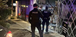Vuelve a suceder: violento robo a negocio en Seattle deja miles de dólares en pérdidas Foto: Agentes del SPD en la entrada de la tienda robada - Cortesía del SPD