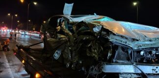 Conductor sospechoso de DUI se estrella en zona de construcción en la autopista I-405 Foto: Estado del vehículo luego de la colisión en carretera NB 405 y la SR 522 el martes 21 de octubre del 2025 - Cortesía de la WSP