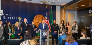 El programa CARE de Seattle crece para llegar a más personas Foto: Bruce Harrel durante la presentación del nuevo contrato de Seattle CARE Departmen - Cortesía de alcalde Harrell