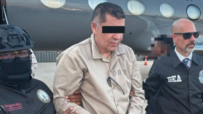 Foto: El “Cuni” llegando a E.E.U.U., en un avión de la fuerza aérea mexicana escoltado por agente de la DEA y el administrador Terrance Cole - Cortesía de la DEA Foto: El “Cuni” llegando a E.E.U.U., en un avión de la fuerza aérea mexicana escoltado por agente de la DEA y el administrador Terrance Cole - Cortesía de la DEA
