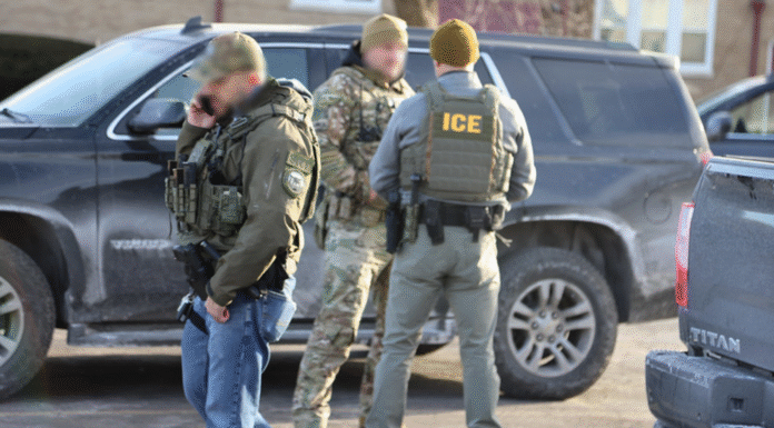WAISN reporta aumento de actividades de agentes de migración en WA durante 2025 Foto: Agentes del Servicio de Inmigración y Control de Aduanas realizando un operativo de detenciones - Cortesía de ICE