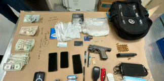 Sujeto arrestado en Renton por presunto robo con mazo y posesión de drogas Foto: Dinero, drogas, arma de fuego y diversas cosas incautas en el arresto del sospechoso - Cortesía de departamento de policía de Renton