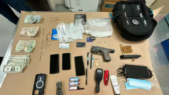 Foto: Dinero, drogas, arma de fuego y diversas cosas incautas en el arresto del sospechoso - Cortesía de departamento de policía de Renton Foto: Dinero, drogas, arma de fuego y diversas cosas incautas en el arresto del sospechoso - Cortesía de departamento de policía de Renton