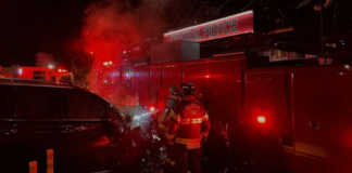 Sospechoso de DUI impacta camión de bomberos durante incendio en Puyallup Foto: Vehículo y camión de bomberos luego del accidente - Cortesía de Central Pierce Fire & Rescue