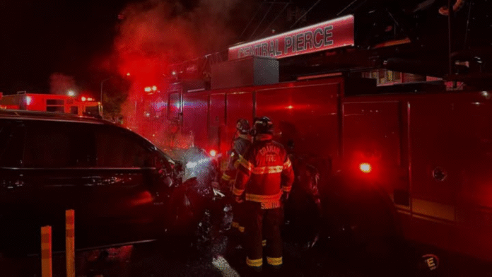 Foto: Vehículo y camión de bomberos luego del accidente - Cortesía de Central Pierce Fire & Rescue Foto: Vehículo y camión de bomberos luego del accidente - Cortesía de Central Pierce Fire & Rescue