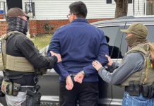 Simposio en la UW analizará el aumento de las detenciones migratorias en el noroeste Foto: Agentes federales durante la detención de un inmigrante presuntamente indocumentado - Cortesía del ICE