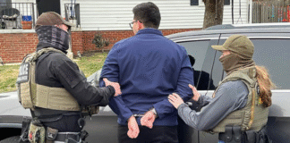 Seattle impulsa medida para prohibir el uso de mascarillas en agentes federales Foto: Agentes federales durante la detención de un inmigrante presuntamente indocumentado - Cortesía del ICE