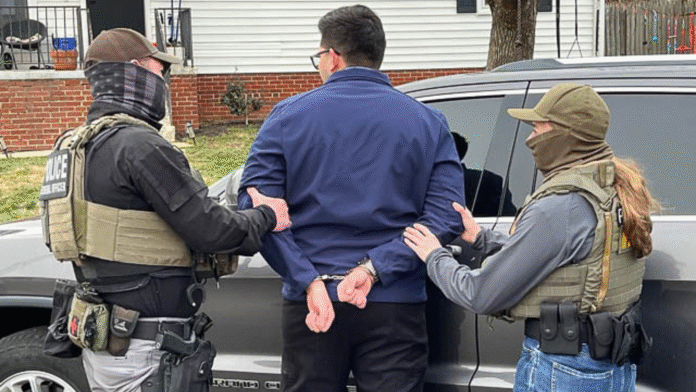 Foto: Agentes federales durante la detención de un inmigrante presuntamente indocumentado - Cortesía del ICE