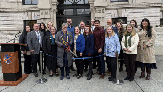 Foto: Corte de cinta del nuevo centro de salud escolar en Everett High School - Cortesía de las Escuelas Públicas de Everett Foto: Corte de cinta del nuevo centro de salud escolar en Everett High School - Cortesía de las Escuelas Públicas de Everett