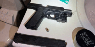 Adolescente arrestado en Renton tras hallazgo de arma fantasma Foto: Arma y cargador incautados durante el operativo - Cortesía del departamento de policía de Renton