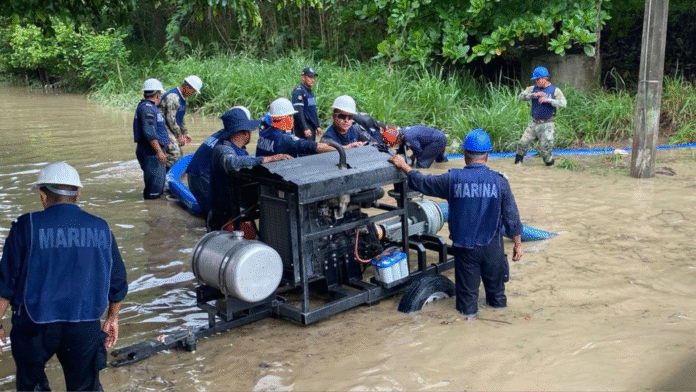 Foto: Miembros de la Marina de México trabajando en zonas afectadas por las inundaciones - Cortesía de la Coordinación Nacional de Protección Civil de México Foto: Miembros de la Marina de México trabajando en zonas afectadas por las inundaciones - Cortesía de la Coordinación Nacional de Protección Civil de México