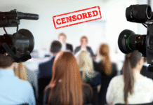 Administración Trump es criticada por presuntamente dar acceso preferencial a medios de derecha