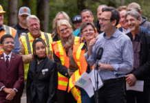 El puente White River reabrirá mucho antes de lo previsto, anunció Ferguson Foto: Gobernador Bob Ferguson durante una conferencia de prensa en el puente White River - Cortesía de la oficina de Ferguson