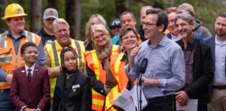 El puente White River reabrirá mucho antes de lo previsto, anunció Ferguson Foto: Gobernador Bob Ferguson durante una conferencia de prensa en el puente White River - Cortesía de la oficina de Ferguson