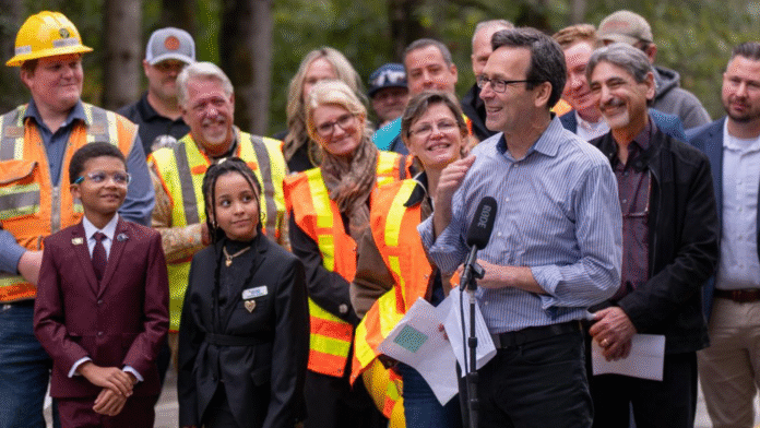 Foto: Gobernador Bob Ferguson durante una conferencia de prensa en el puente White River - Cortesía de la oficina de Ferguson Foto: Gobernador Bob Ferguson durante una conferencia de prensa en el puente White River - Cortesía de la oficina de Ferguson