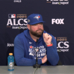 Blue Jays igualan la serie de campeonato aplastando a los Marineros 8 a 2 Foto: John Schneider, entrenador de los Blue Jays de Toronto, en una rueda de prensa previa al partido del jueves 16 de octubre - Cortesía de los Marineros de Seattle