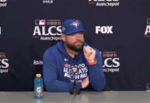 Blue Jays igualan la serie de campeonato aplastando a los Marineros 8 a 2 Foto: John Schneider, entrenador de los Blue Jays de Toronto, en una rueda de prensa previa al partido del jueves 16 de octubre - Cortesía de los Marineros de Seattle