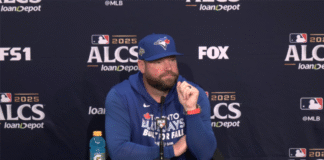 Blue Jays igualan la serie de campeonato aplastando a los Marineros 8 a 2 Foto: John Schneider, entrenador de los Blue Jays de Toronto, en una rueda de prensa previa al partido del jueves 16 de octubre - Cortesía de los Marineros de Seattle