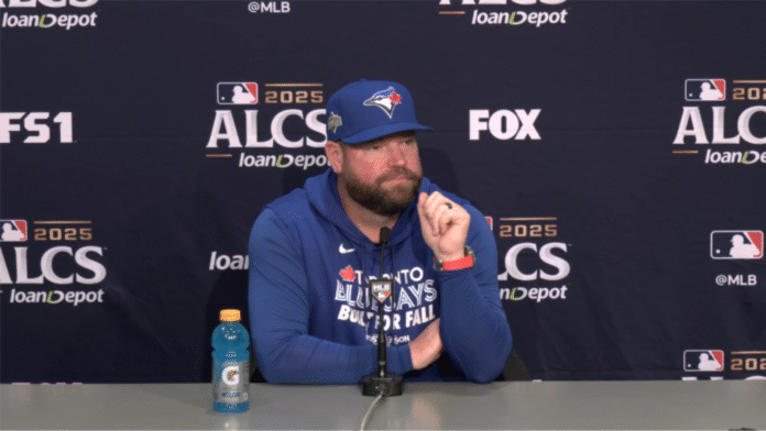 Foto: John Schneider, entrenador de los Blue Jays de Toronto, en una rueda de prensa previa al partido del jueves 16 de octubre - Cortesía de los Marineros de Seattle Foto: John Schneider, entrenador de los Blue Jays de Toronto, en una rueda de prensa previa al partido del jueves 16 de octubre - Cortesía de los Marineros de Seattle