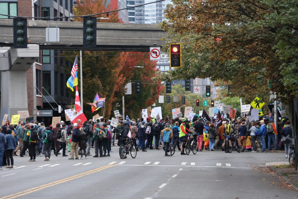 Manifestantes marchando en Seattle durante las protestas No Kings © Latino Herald