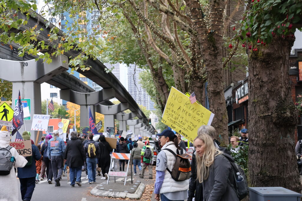 Manifestantes marchando en Seattle durante las protestas No Kings © Latino Herald