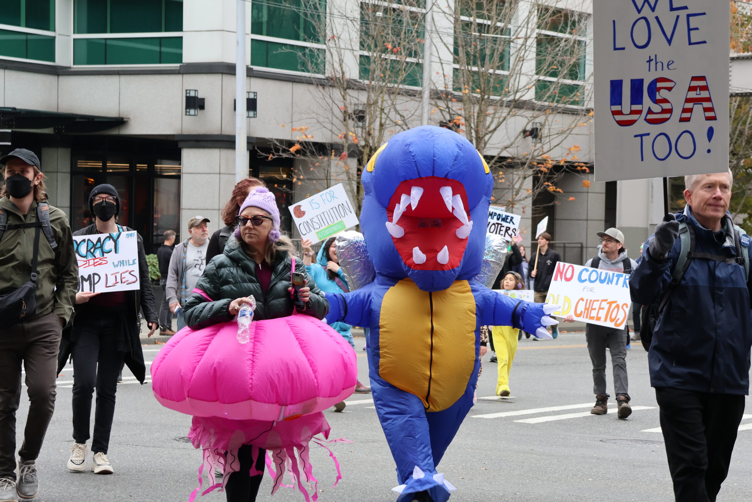 Manifestantes marchando en Seattle durante las protestas No Kings © Latino Herald