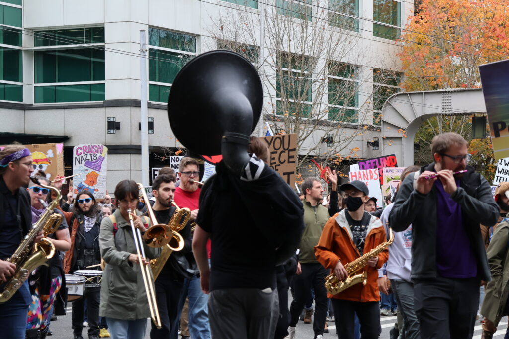 Manifestantes marchando en Seattle durante las protestas No Kings © Latino Herald