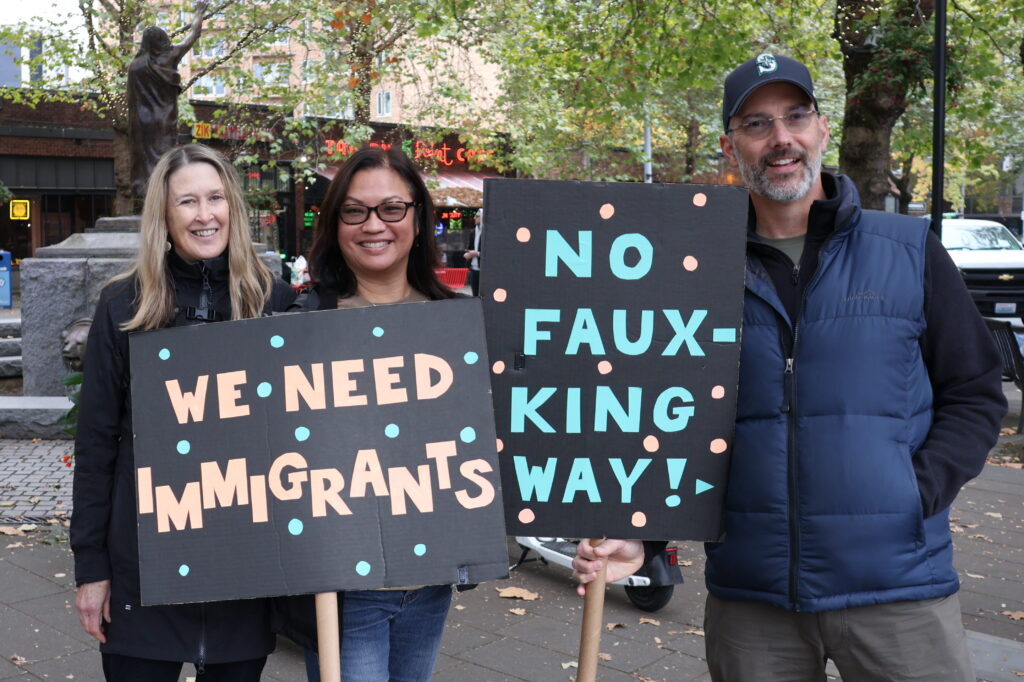 Manifestantes marchando en Seattle durante las protestas No Kings © Latino Herald