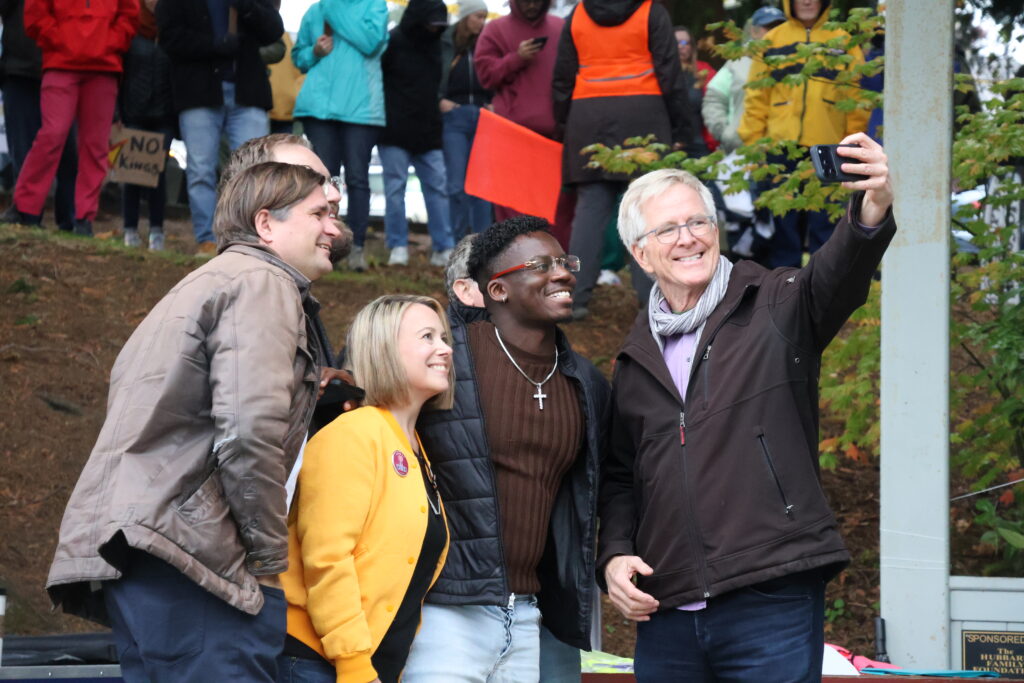 Participantes reunidos en Edmonds en las protestas No Kings © Latino Herald