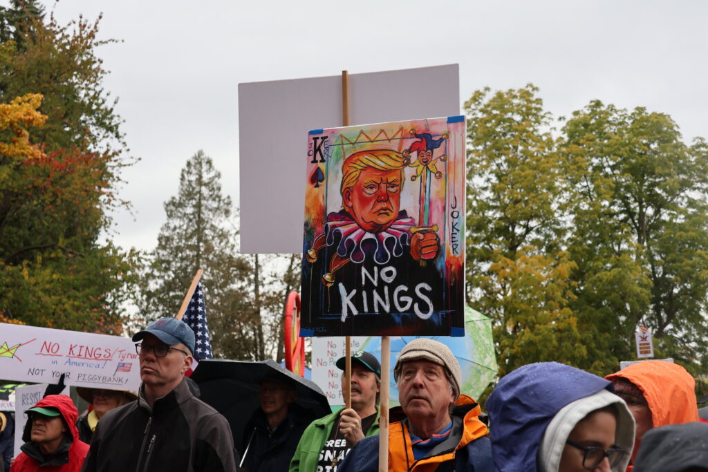 Participantes reunidos en Edmonds en las protestas No Kings © Latino Herald