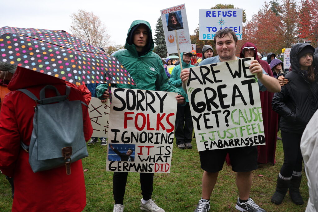 Participantes reunidos en Edmonds en las protestas No Kings © Latino Herald