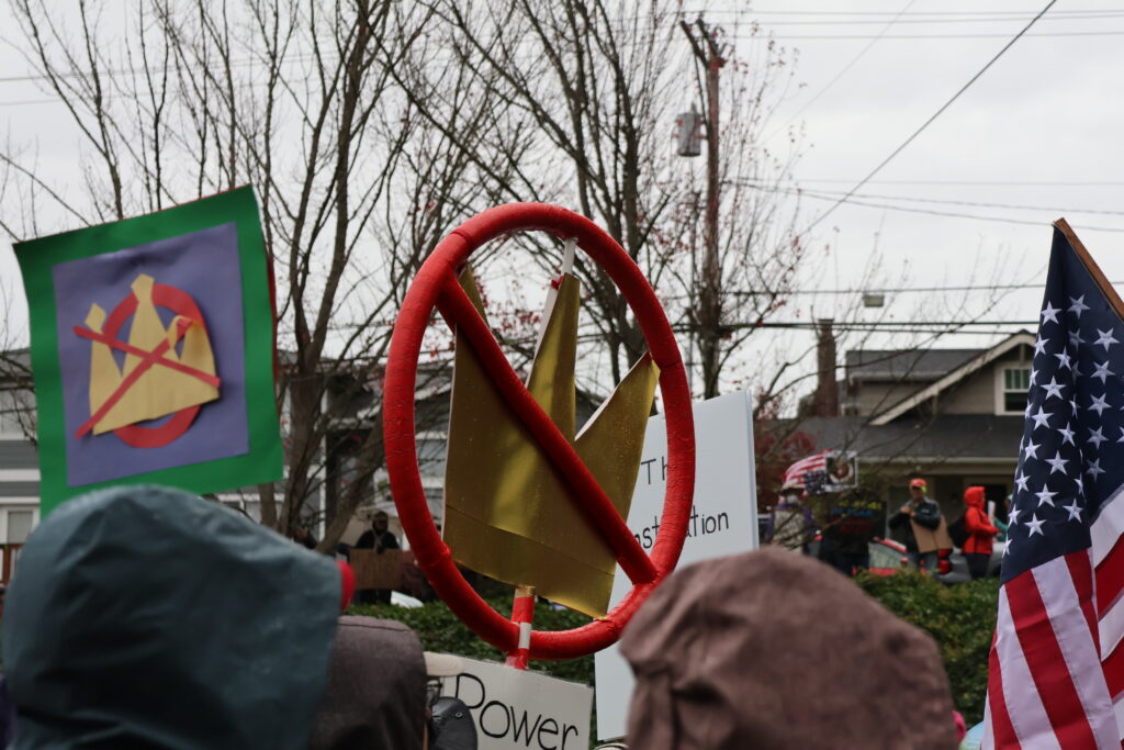Participantes reunidos en Edmonds en las protestas No Kings © Latino Herald