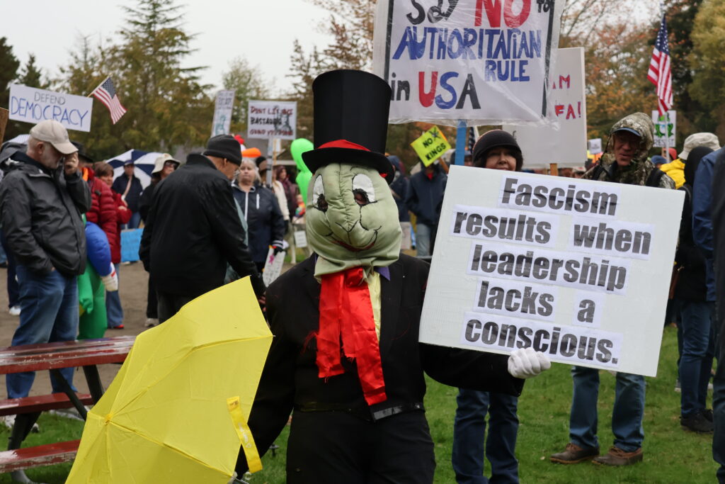 Participantes reunidos en Edmonds en las protestas No Kings © Latino Herald